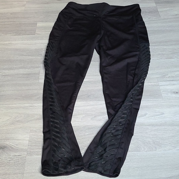 Leggings with pocket and lace like design on side - Picture 1 of 3
